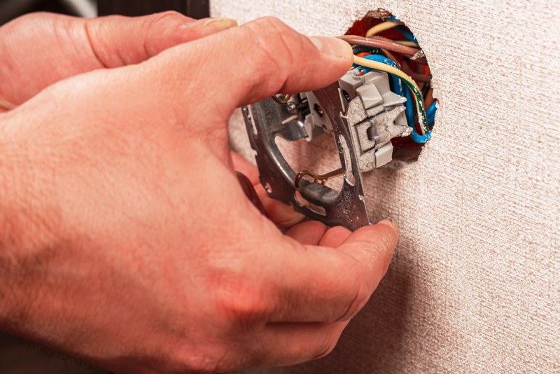 How to Change an Electrical Outlet